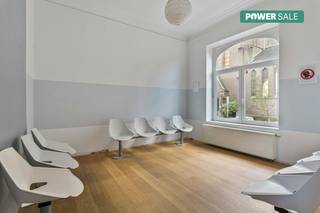 Te koop: Prachtig herenhuis met charme en karakter in Schaarbeek.Met een bewoonbare oppervlakte van 198m² is deze woning de perfecte basis voor een groot gezin of voor wie droomt van de combinatie wonen en werken. De woning valt op door haar lichtrijke ruimtes en hoge plafonds, die een gevoel van ruimte en openheid creëren. De locatie is ook een absolute troef, want het Hamoirpark bevindt zich op wandelafstand, ideaal voor een rustgevende wandeling in het groen.De indeling van de woning gaat als volgt: de volledig uitgeruste kelder biedt niet alleen praktische opbergruimte, maar kan ook dienen als hobbyruimte. Op de begane grond vindt u een praktijkruimte/livingruimte, ideaal voor een vrij beroep of om gasten te ontvangen, naast een volledig uitgeruste keuken. Op de verdiepingen erboven bevinden zich vier ruime slaapkamers met de mogelijkheid tot het maken van een badkamer in 1 van de slaapkamers. Bovendien heeft u nog een ruime zolder van 35m².De kamer op de 3e verdieping kan ook verbouwd worden tot badkamer; de leidingen zijn al aanwezig. Zie de gegenereerde foto's voor mogelijke resultaten.Met het treinstation van Schaarbeek, de tramhalte Helmet en diverse buslijnen op wandelafstand, bent u vlot verbonden met de rest van de stad en daarbuiten. Bovendien bevinden supermarkten zich om de hoek, wat het dagelijkse leven extra makkelijk maakt.Deze AI-visualisaties zijn bedoeld als inspiratie. De eigendom wordt aangeboden via de Power-sale formule. Van 17/06/2026 om 17:00 tot 20/06/2026 om 14:00 kan u de woning op afspraak komen bezichtigen en een bod uitbrengen. De vermelde prijs is een instelprijs. Voor meer info, gelieve contact op te nemen met de dossierverantwoordelijke.