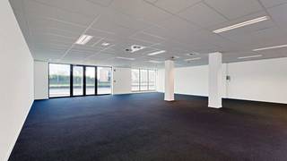 <p><strong><span>ALGEMEEN</span></strong></p>
<p>In The Lofthouse South in Wilrijk wordt een moderne en instapklare kantoorruimte van 283 m² aangeboden op de eerste verdieping.<br />De unit is onmiddellijk beschikbaar en biedt een ideale oplossing voor bedrijven die op zoek zijn naar een kwalitatieve en representatieve werkplek.</p>
<p>De ruimte is gelegen op een strategische locatie langs de A12, vlakbij de E17 en E19, in het populaire Wilrijk. Deze ligging zorgt voor een uitstekende bereikbaarheid en zichtbaarheid.</p>
<p>De unit beschikt over een hoogwaardige technische uitrusting, met aandacht voor functionaliteit en comfort. De moderne afwerking maakt de ruimte geschikt voor uiteenlopende professionele toepassingen.</p>
<p>Extra troef: Ondergrondse parkeerplaatsen zijn beschikbaar voor verhuur.<br /><br /></p>
<p><strong><span>HUURVOORWAARDEN </span></strong></p>
<p>Huurprijs: € 32.545/jaar (€115/m²/jaar)</p>
<p>Provisie gem kosten: € 5.660/jaar (€20/m²/jaar)</p>
<p>Provisie O.V: € 3.396/jaar (€12/m²/jaar)</p>
<p>Parkeerplaats: €1.200/pp/jaar (excl.btw)</p>
<p></p>