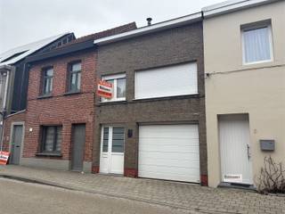 <p><span>Deze charmante woning combineert een centrale topligging met een warme, huiselijke sfeer. Je woont hier op wandel- en fietsafstand van winkels, scholen en openbaar vervoer alles binnen handbereik.</span></p><p><span>Extra pluspunt? Een gunstig EPC-label B: energiezuinig wonen met oog op de toekomst én lagere energiekosten.</span></p><p><span>Gelijkvloers: </span><span>Keuken - Slaapkamer - Badkamer - Ruime Garage - Gezellige tuin om heerlijk tot rust te komen</span></p><p><span>Verdieping:</span><span> Lichtrijke leefruimte - Keuken - Badkamer - Slaapkamer</span></p><p><span>Dankzij de slimme indeling biedt deze woning verrassend veel mogelijkheden en comfort. Ideaal voor wie centraal wil wonen met nét dat tikkeltje extra ruimte en flexibiliteit.</span></p><p><span>Interesse? Aarzel niet om een afspraak in te plannen!</span></p>