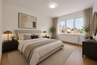 <p><span>Dit </span><span>volledig gerenoveerde 2-slaapkamer appartement</span><span> is gelegen op een toplocatie in Antwerpen, vlakbij het </span><span>Centraal Station</span><span> en </span><span>de Zoo</span><span> van Antwerpen. In de directe omgeving vindt u tal van winkels, restaurants en cafés, terwijl tram-, trein- en busverbindingen op wandelafstand zorgen voor een uitstekende bereikbaarheid. </span></p><p><span> </span></p><p><span>Dankzij deze centrale ligging is het appartement zowel interessant als investering als voor eigen bewoning. </span></p><p><span> </span></p><p><span>Indeling</span></p><p><span>-gelegen op de 3e verdieping</span></p><p><span>-inkomhal</span></p><p><span>-lichtrijke woonkamer aan de voorzijde van het gebouw</span></p><p><span>-volledig nieuwe ingebouwde keuken</span></p><p><span>-nachthal</span></p><p><span>-slaapkamer 1</span></p><p><span>-slaapkamer 2</span></p><p><span>-badkamer met bad en lavabo</span></p><p><span>-apart toilet</span></p><p><span> </span></p><p><span>Troeven</span></p><p><span>- centrale ligging vlakbij Centraal Station</span></p><p><span>- twee slaapkamers</span></p><p><span> </span></p><p><span>Ben jij geïnteresseerd in dit appartement vlakbij centrum Antwerpen, ben je op zoek naar ander vastgoed of wens je de waarde van jouw eigendom te kennen? Dan ben je bij BOLT immo aan het juiste adres! Wij helpen jou graag verder.</span></p><p><span> </span></p><p><span> </span></p>