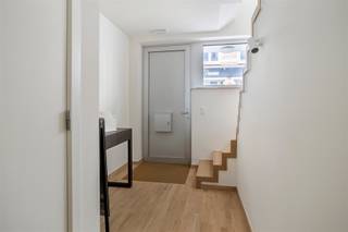 <p><span>In de vernieuwde stadswijk DijleDelta-Bottelarij, gelegen tussen het Klein Begijnhof en de bruisende Vaartkom, bieden wij u met trots deze multifunctionele woning aan. Dit nieuwbouwproject bevindt zich op wandelafstand van het historische centrum van Leuven en geniet van een goede bereikbaarheid met een vlotte verbinding naar belangrijkste invalswegen en werd in 2025 gerealiseerd door de gerenommeerde projectontwikkelaar Virix en ontworpen door Robbrecht &amp; Daem architecten.</span></p><p><span> </span></p><p><span>Met een bewoonbare oppervlakte van maar liefst 236 m² biedt deze energiezuinige woning bijzonder veel ruimte en tal van mogelijkheden. Deze woning wordt afgewerkt aangeboden, inclusief schilderwerken, lichtarmaturen en gordijnen. </span></p><p><span> </span></p><p><span>Op het gelijkvloers bevindt zich een inkomhal met vestiaire en gastentoilet, een lichtrijke leefruimte met zicht op de gezellige stadstuin en een volledig geïnstalleerde keuken. De eerste verdieping omvat een nachthal, twee volwaardige slaapkamers, een badkamer, een apart toilet, een berging en een master bedroom met een en suite badkamer. </span></p><p><span> </span></p><p><span>De absolute meerwaarde van deze woning bevindt zich op de tweede en derde verdieping. Deze beschikken over drie bijkomende kamers/studentenkamers, een badkamer, een apart toilet, een keuken en een terras. Dankzij de aparte inkom is dit gedeelte uitermate geschikt voor de verhuur van studentenkamers, als zorgwoning of als uitbreiding van de gezinswoning. En dit steeds binnen de geldende regelgeving.</span></p><p><span> </span></p><p><span>Daarnaast beschikt de woning over een onderhoudsvriendelijke stadstuin met terras waar het heerlijk vertoeven is en een individuele kelder en bestaat de mogelijkheid om één of meerdere autostaanplaatsen bij aan te kopen.</span></p><p><span> </span></p><p><span>Kortom, deze energiezuinige, ruime en multifunctionele woning met stadstuin in het centrum van Leuven is zeker uw bezoek waard.</span></p><p><span> </span></p><p><span>Verkoop onder het btw-stelsel. Het verlaagde btw-tarief van 6% is mogelijk, mits voldaan wordt aan de geldende voorwaarden.</span></p><p><span> </span></p>