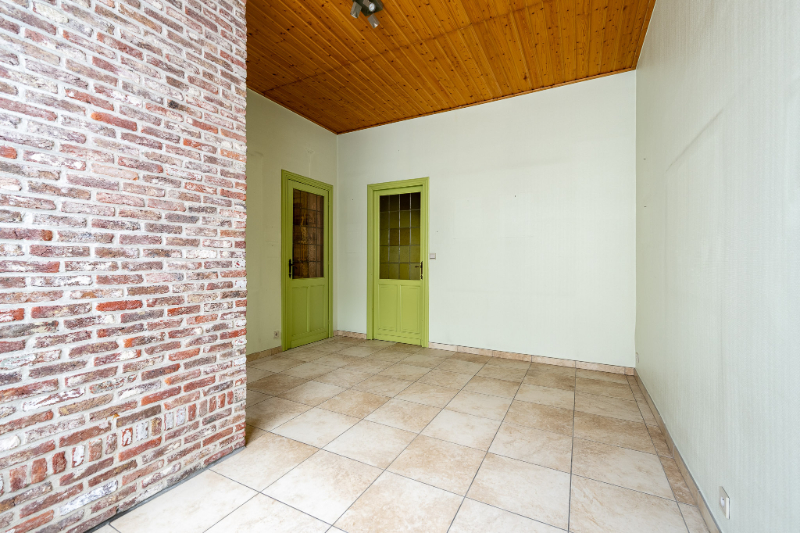 Zeer ruime, te renoveren woning met mogelijkse uitweg. - foto 4