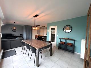 Dit moderne duplexappartement op steenworp van de Grote Markt geniet een centrale ligging in de badstad van Blankenberge. Zo bevindt het...