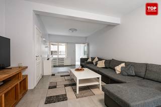 <p>Deze woning is gelegen in het centrum van Oostakker met op enkele stappen tal van winkelgelegenheid en openbaar vervoer.</p>
<p>Op het gelijkvloers bevindt zich een aangename en ruime leefruimte met aansluitend de volledig ingerichte keuken. Achteraan de woning vindt u de badkamer, uitgerust met een inloopdouche, toilet en wastafel.</p>
<p>De eerste verdieping beschikt over twee volwaardige slaapkamers.</p>
<p>Ook op de tweede verdieping bevinden zich twee bijkomende slaapkamers.</p>
<p><strong>Troeven</strong></p>
<ul>
<li>4 slaapkamers</li>
<li>Ruime leefruimte</li>
<li>Moderne keuken</li>
<li>Vernieuwde badkamer met inloopdouche</li>
<li>Centrale ligging</li>
</ul>
<p>Beschikbaar bij akte.</p>
<p>Contacteer Top Vastgoed op 0475 700 700 voor meer info en een bezoek.</p>