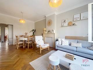 <p><b>Ouderghem</b>, Dicht bij winkels en openbaar vervoer, mooi appartement met 2 slaapkamers en een eigen tuin.</p>
<p><b><u>Op de 1e verdieping</u></b> <b>:</b></p>
<ul>
<li>Entrée van ± 9 m²</li>
<li>Woonkamer van ± 25 m²</li>
<li>Keuken van ± 8 m² (oven, koelkast, vriezer, vaatwasser, afzuigkap, kookplaten)</li>
<li>Slaapkamer 1 van ± 15 m²</li>
<li>Slaapkamer 2 van ± 15 m²</li>
<li>Badkamer (douche, wastafel)</li>
<li>Balkon van ± 4,5 m²</li>
</ul>
<p><b><u>Op de begane grond</u>:</b></p>
<ul>
<li>Multifunctionele ruimte (wasruimte/kantoor)</li>
<li>Terras van ± 15 m²</li>
<li>Tuin van ± 49 m²</li>
</ul>
<p>Parkeerplaats buiten (voor de voordeur)</p>
<p><b><u>Kosten</u></b>: 150 €/maand (verwarming en gemeenschappelijke kosten)</p>