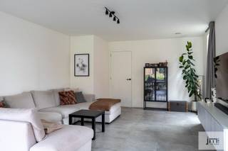 Deze energiezuinige woning, gebouwd in 2021, is gelegen op een perceel van 3a 99ca langs de parallelweg tussen Beringen en Diest, met een uitstekende verbinding naar de autosnelwegen E313 en E314.<br /><br />Via de inkomhal met gastentoilet betreden we de ruime en lichtrijke leefruimte, bestaande uit een gezellige zithoek, een eetplaats en een open keuken. Het grote schuifraam zorgt voor een overvloed aan natuurlijke lichtinval en biedt een mooi uitzicht op het terras en de tuin. Aansluitend aan de keuken bevindt zich een zeer praktische en ruime berging, die eveneens dienst doet als wasplaats.<br /><br />Op de verdieping geeft de nachthal toegang tot drie volwaardige slaapkamers en een stijlvolle badkamer, uitgerust met een ruime inloopdouche, een lavabo met meubel en spiegel. Verder bevindt zich hier nog een aparte berging/technische ruimte en een afzonderlijk toilet.<br /><br />De tuin is rechtstreeks toegankelijk via het schuifraam in de leefruimte. Naast de woning bevindt zich een poort die toegang biedt tot de tuin en waar tevens een wagen kan worden geplaatst. Volgens de vergunde plannen is het bovendien toegestaan om naast de woning een carport met buitenberging te bouwen.<br /><br />De woning is uitgerust met zonnepanelen met een vermogen van 4.440 Wp. De regenwaterput is aangesloten op de toiletten en de buitenkraan, wat bijdraagt aan het duurzame karakter van deze woning.<br /><br /><em><span>*De vermelde oppervlaktes zijn indicatief. JM Vastgoed kan niet verantwoordelijk gesteld worden voor de juistheid van de verstrekte gegevens.</span></em>