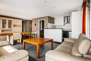 <div><div> <p>Gelijkvloers hoekappartement met tuin en garage.</p><p>Dit instapklaar gelijkvloers hoekappartement met zijtuin van 30 m² is gelegen op een aangename en vlot bereikbare locatie, nabij het Ertbruggepark en op wandelafstand van tram- en bushaltes. Het appartement omvat een inkomhal met vestiaire en afzonderlijk toilet met handenwasser. De leefruimte is afgewerkt met tegelvloer en sluit aan op een halfopen, volledig ingerichte keuken met alle toestellen. De badkamer is voorzien van een dubbele wastafel en ligbad. Verder zijn er twee slaapkamers van 7 m² en 17 m², beide uitgerust met ingemaakte kasten. Daarnaast is er een praktische bergruimte/wasplaats. Het appartement werd recent voorzien van nieuwe ramen met rolluiken en beschikt over een goedgekeurde elektrische installatie en individuele centrale verwarming op gas.. De zijtuin van 30 m² vormt een aangename buitenruimte en versterkt het open karakter van dit hoekappartement. Het appartement beschikt over een privatieve garagebox met oprit ervoor, waarbij de oprit kan gebruikt worden als extra autostaanplaats vóór de garagebox. Deze is verplicht bij aan te kopen voor € 30.000. </p></div> </div>