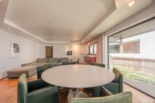 In de prestigieuze residentie New Gallery, op een absolute toplocatie aan het Albertstrand, bevindt zich dit ruime appartement met drie slaapkamers...