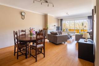 Dit lichtrijke appartement op de 2de verdieping is gelegen aan de Ter Heydenlaan in Deurne, een vlot bereikbare buurt met winkels, scholen en openbaar vervoer op wandelafstand. De ruime living met grote raampartijen geniet van veel natuurlijk licht en geeft toegang tot een terras met groen en open zicht op De Bosuil. De keuken is praktisch ingericht en biedt eveneens toegang tot het terras. Verder beschikt het appartement over 2 slaapkamers en een badkamer met douche in bad, dubbele lavabo en toilet.<br /><br />Met een EPC-label C en de mogelijkheid tot verbetering naar label B door het vervangen van de beglazing, biedt dit appartement ook energetisch potentieel. De elektrische installatie dient nog conform gemaakt te worden. Een ideale opportuniteit met veel licht, ruimte en twee terrassen.