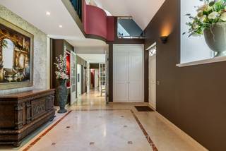 Villa spacieuse conçue par l'architecte Rutten, située dans un excellent emplacement à Oud-Turnhout, sur un magnifique terrain orienté sud-ouest de 2 985 m². La villa a une surface habitable de 900 m² et comprend un espace de vie très spacieux avec 2 salons, un bureau, une salle à manger et une cuisine. De plus, il y a une piscine intérieure avec salle de fitness et sauna, une suite parentale avec salle de bains attenante, 3 chambres, une deuxième salle de bains, une partie séparée avec salon, cuisine ouverte, salle de douche et chambre. Grenier aménagé avec accès séparé par un escalier extérieur. Annexe séparée (aménagée en tant que maison d'hôtes). Joli jardin aménagé avec places de parking à l'avant, étang avec terrasses à l'arrière.<br /><br />Rez-de-chaussée :<br />Le hall d'entrée spacieux mène à gauche à l'espace de vie. Celui-ci comprend un salon très spacieux avec coin cheminée, un deuxième coin salon ou télévision, un espace bureau et un accès à une salle de dégustation de vin. La salle à manger relie le salon à la cuisine très spacieuse. La cuisine est entièrement équipée avec tous les appareils (y compris four à air pulsé, micro-ondes, lave-vaisselle, réfrigérateur américain, plaque à induction, wok, friteuse,..). Coin petit-déjeuner et coin salon dans la cuisine. À côté de la cuisine, un deuxième coin repas ou espace de réception pour les invités. Espace bien-être avec piscine intérieure chauffée, salle de fitness, sauna, bar, cabine de change, grande douche à l'italienne, toilettes et accès séparé côté rue. Les doubles portes coulissantes donnent un accès direct à la terrasse avec auvent. Garage double intégré. Divers espaces de rangement, ainsi qu'une grande cave avec équipements techniques.<br /><br />Premier étage :<br />L'escalier en pierre naturelle mène à l'étage supérieur. Ici, vous trouverez un studio séparé avec salon, kitchenette ouverte, chambre et salle de douche avec toilettes. En outre, à cet étage, il y a une salle de bains et 3 chambres d'amis, dont une aménagée en espace bureau. Enfin, la suite parentale avec espace nuit, dressing et salle de bains attenante aménagée avec baignoire, 2 lavabos, toilettes et douche.<br /><br />Grenier :<br />Le grenier est accessible par un escalier fixe, mais aussi par un escalier extérieur. Il est entièrement aménagé et peut être utilisé à diverses fins (loisirs, bureau, chambres supplémentaires,..).<br /><br />Jardin :<br />Le jardin est entièrement aménagé avec des terrasses et un étang. Annexe séparée avec places de parking à l'avant. Actuellement aménagée en tant que maison d'hôtes.<br /><br />Détails :<br />- emplacement avantageux à proximité d'un supermarché, écoles, E34 (Anvers-Eindhoven),... dans un environnement résidentiel.<br />- très bon classement PEB (étiquette B - 168 kWh/m²)<br />- pas d'amiante<br />- surface habitable de plus de 900 m² !<br />- espace bien-être entièrement aménagé