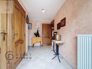 Deze gezellige bungalow op een perceel van 11a 63ca kom je niet vaak tegen.<br /><br />Voor meer informatie en alle foto’s, neem zeker een kijkje op onze website: www.pierco.be<br /><br />Gelegen in een rustige buurt en omgeven door groen, biedt deze bungalow een unieke combinatie van ruimte, rust en privacy.<br />De tuin vloeit als het ware over in het achterliggende landschap, wat zorgt voor een bijzonder aangenaam en open gevoel.<br /><br />De huidige eigenaars hebben deze woning jarenlang met veel plezier gebruikt als tweede verblijf en nemen dan ook met pijn in het hart afscheid van deze prachtige locatie.<br /><br />Bij aankomst valt meteen de rust en de openheid van het perceel op. De woning beschikt over een ruime oprit, een afgesloten garage en een praktische carport.<br /><br />We betreden de woning via de inkomhal aan de zijkant van de bungalow.<br />Zoals het een echte bungalow betaamt, bevindt alles zich op het gelijkvloers — een enorme troef voor wie comfortabel en toekomstgericht wil wonen.<br /><br />De inkomhal biedt plaats voor een vestiaire en een apart toilet.<br />Van hieruit bereiken we de nachthal, die toegang geeft tot drie slaapkamers en een badkamer, uitgerust met een tweede toilet, ligbad en lavabo.<br /><br />Aan de andere zijde van de woning bevindt zich de leefruimte, die dankzij de grote raampartijen een prachtig zicht biedt op de tuin en het omliggende groen. Een echte oase van rust.<br /><br />Aansluitend vinden we de open keuken, die naadloos overgaat in de veranda. Deze lichtrijke ruimte zorgt voor een aangename verbinding tussen binnen en buiten.<br /><br />Via de veranda hebben we toegang tot de garage en een aparte berging, waar zich de verwarmingsketel op aardgas bevindt.<br />De woning beschikt bovendien over een kruipkelder en een zolder, wat extra opbergruimte biedt.<br /><br />Vanuit de veranda stappen we zo het ruime terras op, met aansluitend de grote tuin waar je in alle rust kan genieten van het groene uitzicht.<br /><br />Ben je al een tijdje op zoek naar een bungalow of wens je comfortabel gelijkvloers te wonen met een ruime tuin? Dan is dit jouw kans.<br /><br />Neem gerust contact met ons op, wij leiden je met plezier rond in deze woning die je volledig naar eigen smaak kan omvormen.<br /><br /> 