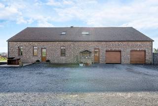 Découvrez cette charmante longère située dans un environnement calme et paisible, idéale pour les amateurs de tranquillité et d’espace...