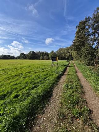 <p><span>Perceel grond van 10.951m² , in gebruik als landbouwgrond en volgens het gewestplan recreatiegrond voor verblijfsrecreatie te Schriek op de grens met Grasheide. </span></p><p><span> </span></p><p><span>Het is niet wenselijk om op deze locatie verblijfsrecreatie te ontwikkelen maar het perceel is perfect voor gebruik als landbouwgrond. Hiermee werd rekening gehouden bij het vastleggen van de vraagprijs.</span></p><p><span>De grond is te bereiken via Voetweg nr 32 of via de Bareelweg die overloopt in de Voetweg nr 32. Een schuilhok voor dieren van 40m² is toegestaan.</span></p><p><span> </span></p><p><span>Voor meer informatie of een afspraak bel 015 33 93 33.</span></p><p><span> </span></p>