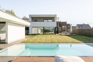 Located in Rekkem, we find this contemporary villa with pool! The property is situated on a spacious and sunny plot and is characterized by...