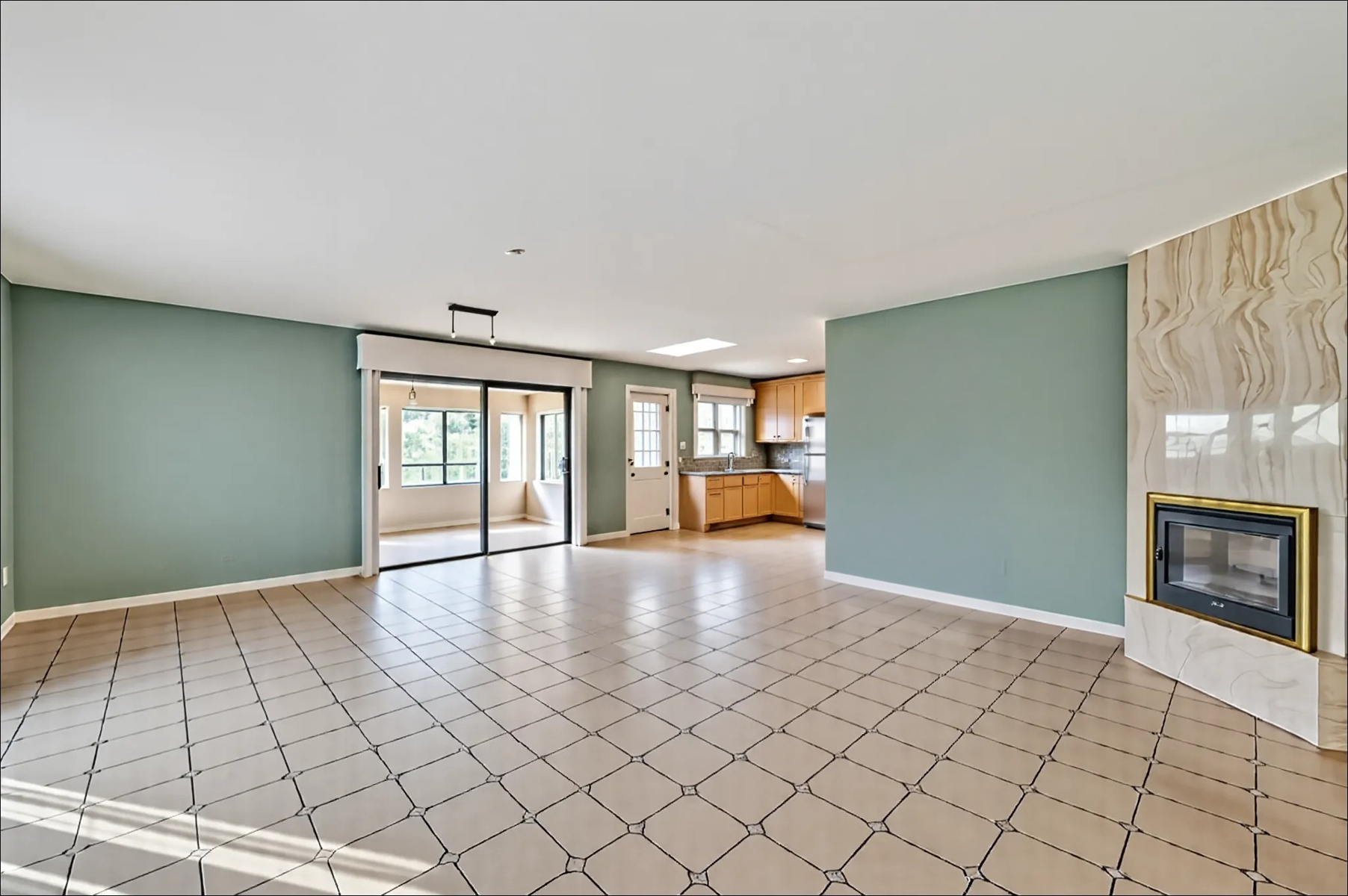 Ruime open bebouwing met zonnepanelen in residentiële wijk - foto 5