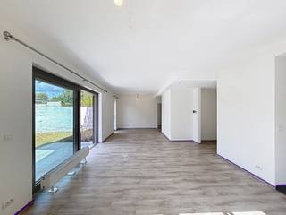 <p>WATERLOO, à deux pas du quartier Mont-Saint-Jean, à proximité immédiate des commerces, écoles et transports, découvrez ce bel appartement de ±108m² (selon PEB), situé au rez-de-chaussée d’un immeuble récent avec jardin privatif. Il se compose comme suit : hall d’entrée, agréable séjour avec accès à une terrasse / jardin orientés Sud-Ouest , cuisine ouverte hyper équipée, une chambre avec sa salle de douche et son dressing, wc. Une cave avec accès direct à l'appartement. Disponible le 01/09/2026. PEB B. Emplacement de parking inclus dans le loyer. Provision de charges : 150€/mois (communs). Local vélo. Local Poubelles. Mesures données à titre indicatif.</p>
<p><u>Au rez-de-chaussée</u>:</p>
<ul>
<li>Hall d’entrée</li>
<li>Séjour avec accès à une terrasse / jardin privatif orientés Sud-Ouest</li>
<li>Cuisine ouverte de ±8m² hyper équipée + débarras</li>
<li>Une chambre avec sa salle de douche (douche, double lavabo, wc) et dressing</li>
<li>WC</li>
<li>Cave</li>
</ul>