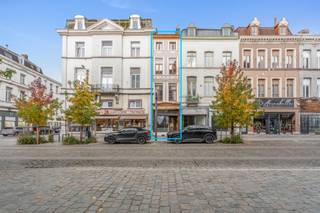 <p>Gelegen in het hart van het stadscentrum, in één van de mooiste hoofdstraten van Doornik, bestaat dit handelspand uit het volgende:</p><p> </p><p>Op de begane grond: Een handelsruimte van ongeveer 50 m² met toilet en keuken aan de achterzijde.</p><p>Op de eerste verdieping: Twee kamers die als slaapkamers kunnen dienen.</p><p>Op de tweede verdieping: Twee bijkomende kamers.</p>