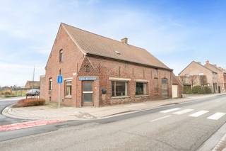 Voormalig te renoveren café ‘De boshoek’ met woonst bestaande uit: het café zelf,  kamer op het gelijkvloers die kan gebruikt worden als slaapkamer...