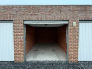 Goed gelegen garagebox met automatische poort te koop in centrum Waregem, nabij het station.De garage (nr 3), met inrit vanuit de René Sabbestraat...