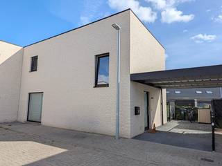 <p>Deze recente halfopen woning uit 2023 combineert een rustige ligging in een woonerf met een aangelegde, zuidgerichte tuin en een uitstekende energieprestatie. Met een EPC van 21 kWh/m²/jaar (label A), E-peil E11 en 9 zonnepanelen is de woning bijzonder energiezuinig.</p><p>De woning biedt ca. 130 m² bewoonbare oppervlakte op een perceel van 257 m² en telt 3 slaapkamers. Op het gelijkvloers bevinden zich de inkomhal met apart toilet, een ruime leefruimte met open keuken en een praktische berging. Grote raampartijen zorgen voor veel natuurlijk licht en zicht op terras en tuin. Vanuit de leefruimte is er toegang tot het terras van ca. 18 m² en de aangelegde tuin met tuinhuis. Naast de woning bevindt zich de carport.<br />Op de verdieping zijn er 3 slaapkamers, een tweede apart toilet en een badkamer met ligbad en douche. Verder beschikt de woning over ventilatiesysteem D, fiberinternet, een regenwaterinstallatie, voorbekabeling voor elektrische screens en een wachtbuis voor een laadpaal.</p><p>Rustig gelegen nabij het centrum van Deerlijk, met scholen, winkels en voorzieningen in de buurt en een vlotte aansluiting op de belangrijkste verbindingswegen.</p><p>Troeven: recente halfopen woning, zuidgerichte tuin, carport en tuinhuis, 3 slaapkamers, EPC A, E11 en 9 zonnepanelen.</p><p>Praktisch<br />De woning is momenteel verhuurd. De huurovereenkomst eindigt in onderling akkoord op 7 januari 2027. In onderling overleg kan de woning vroeger beschikbaar zijn, ten vroegste vanaf 2 januari 2027.</p><p>Verkoop onder registratierechten. Het verlaagde tarief van 2% kan gelden voor de enige eigen woning bij een verkoopovereenkomst vóór 1 januari 2027, mits voldaan aan de wettelijke voorwaarden.</p><p>De interieurfoto’s werden vóór de huidige verhuring genomen en tonen de oorspronkelijke, neutrale afwerking.</p><p>Bezoeken mogelijk op zaterdag 3 en 10 oktober, telkens op afspraak. Tijdens de week kan ook in overleg met de huurster.</p><p>Contacteer ons via het contactformulier voor info of een bezoek.</p>