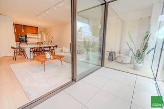 <strong>Luxueus gelijkvloers nieuwbouwappartement met drie slaapkamers en grote terrassen op toplocatie in Knokke</strong><br /><br />Dit exclusieve appartement bevindt zich op een uitstekende locatie, vlakbij het idyllische Zegemeer en op korte wandelafstand van het strand.<br /><br /><u>Indeling:</u><br />U komt binnen via de inkomhal met vestiaire en een gastentoilet. De ruime en lichte leefruimte met zit- en eethoek is een absolute blikvanger. De zithoek geeft uit op het zonnige terras en de omgeving. De open, volledig uitgeruste keuken met hoogwaardige apparatuur grenst aan een handige berging.<br /><br />Het nachtgedeelte omvat drie ruime slaapkamers. De master bedroom is voorzien van ingebouwde kasten en heeft een eigen badkamer met inloopdouche, dubbele wastafel en toilet. De tweede slaapkamer heeft ook ingemaakte kasten en geeft samen met de derde slaapkamer toegang tot het achtergelegen terras. Er is nog een aparte doucheruimte en een extra toilet op de nachthal.<br /><br />Bijzonderheden:
<ul>
	<li>Hoogwaardige afwerking: gebruik van duurzame, kwalitatieve materialen.</li>
	<li>Ruimtelijk gevoel: een plafondhoogte van 2m60 zorgt voor een extra open en luchtig gevoel.</li>
	<li>Praktisch: kelderberging en gemeenschappelijke fietsenstalling zijn inbegrepen.</li>
	<li>Financieel voordeel: aankoop aan 6% btw is mogelijk, mits u aan de voorwaarden voldoet.</li>
</ul>
 