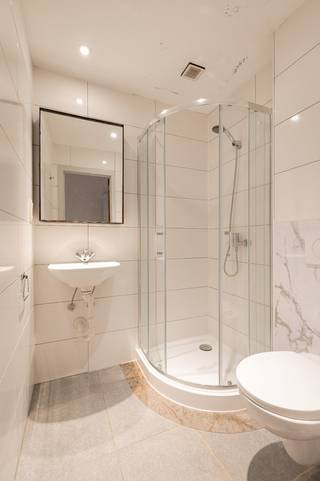 Deze studentenkamer gelegen op de Diestsestraat te Leuven geniet van een uitstekende centrumlocatie. De centrale ligging in het...