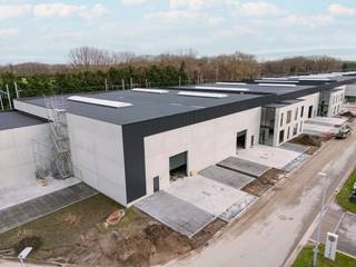 Ontdek het gloednieuwe KMO-project Gruuthuse in Oostkamp.<br /><br />Dit modern bedrijvenproject bevindt zich op een strategische locatie in het hart van West-Vlaanderen. <br />De laatste afwerkingswerken zijn volop aan de gang. <br />Ideaal voor ondernemingen die nood hebben aan extra ruimte of op zoek zijn naar een interessante investering.<br />De kmo-units in Oostkamp bevinden zich op een uitstekende locatie in de nabijheid van de grote steden zoals Brugge en Gent , waardoor ze kunnen bijdragen aan een bloeiende economische omgeving die tal van zakelijke kansen bieden.<br /><br /><br />Troeven: <br />* Toplocatie nabij Brugge en Gent - vlotte verbinding met de E40 en E403 <br />* Duurzame BEN gebouwen <br />* Casco oplevering met een oppervlakte van 704,41 m² <br />* Vrije hoogte van 10 meter<br />* 2 verdiepen<br />* Mogelijkheid tot diverse optiepakketten<br />* 6 parkeerplaatsen<br />* Industriële, gepolierde gewapende betonvloer<br />* Lichtstraat in meerwandige polycarbonaatplaten met aluminium profielen<br />* Aluminium schrijnwerk met elektronische sectionale poort<br /><br />Onmiddellijk beschikbaar of beschikbaar op zeer korte termijn!<br /><br />Interesse?<br />Contacteer Simon via 0498 12 37 08 of mail naar simon@vicusvastgoed.be