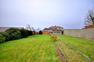 Deze charmante woning geniet van een uitstekende locatie, die rust en comfort combineert. Met een prachtig verzicht voor- en achteraan de woning,...