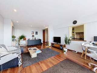 Gelegen aan de Kortrijksesteenweg 207, woont u hier op een steenworp van het station Gent-Sint-Pieters en het bruisende stadscentrum. Dit appartement is de perfecte match voor mensen die op zoek zijn naar kwaliteit, licht en ruimte op een toplocatie.Indeling van het appartement:inkomhal - toilet - lichtrijke en ruime leefruimte - keuken - slaapkamer 1 met terras - slaapkamer 2 met bureauruimte - berging - badkamer - kelderberging.De gemeenschappelijke kosten bedragen; - provisie 85,00 EUR/maand voor het onderhoud van de gemeenschappelijke delen.- provisie 125,00 EUR/maand voor het privatief verbruik van water en verwarming. Beschikbaar vanaf 16/09/2026.