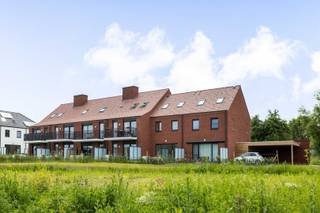 Merci de prendre contact avec Fabienne 0475/34.00.40 pour fixer un rendez-vous.<br />Nous ne répondons pas aux mails. <br /><br />Une maison neuve à la campagne avec 3 chambres et une terrasse de 6 m² avec vue sur les collines, située dans un petit parc aménagé. Niveau Energétique 26,  avec chauffage au sol.<br /><br />A recommander si vous recherchez une maison entièrement prête à emménager, un environnement verdoyant et agréable, des gens sympas et un projet de construction neuf de qualité réalisé par un partenaire de confiance. <br /><br />Vous trouverez ici la tranquillité grâce aux vues magnifiques, aux parterres de fleurs, aux arbres, au ruisseau, aux bancs, aux moutons et à la nouvelle piste cyclable et piétonne qui vous permettra de rejoindre le centre en à peine 5 minutes.  Un endroit fantastique et chaleureux où il fait bon vivre, avec un total de 7 maisons et 8 appartements.<br /><br />Parfaitement prêt pour l'avenir avec le chauffage au sol et une pompe à chaleur air-eau.<br />Il y a une place de parking privée.<br /> 