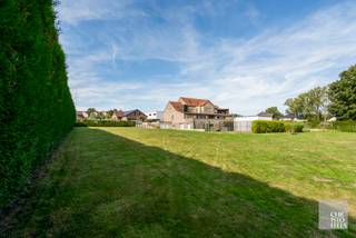 <span>AFMETINGEN BOUWKAVEL:</span><br /><span>Perceelbreedte: ca. 20m</span><br /><span>Perceeldiepte: ca 75</span><br /><br /><span>BOUWVOORSCHRIFTEN:</span><br /><span>- 17m diepte gelijkvloers<br /></span>- 12m diepte verdieping<br /><span>- 3 meter afstand tot zijdelingse perceelsgrenzen vrijhouden (ca. 14m) </span><br />- Dakvorm vrij te kiezen<br /><br />De afmetingen van het perceel zijn een schatting. Er is geen officieel opmetingsplan beschikbaar.