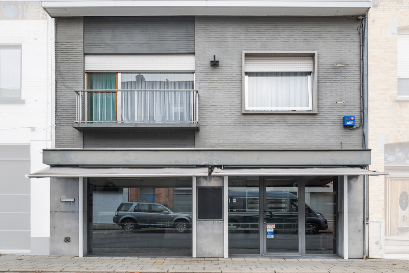 Lauwe-Centrum. Uitstekende gelegen handelseigendom : wonen en werken met 4 slaapkamers met tuin en aparte ingang garagegebouw en parking. POLYVALENTE EIGENDOM MET POTENTIEEL ! - foto 1