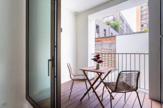 Welkom in dit stijlvolle appartement op de eerste verdieping, gelegen in een kleinschalig gebouw dat dit jaar een totaalrenovatie onderging. U woont hier op een absolute toplocatie in Antwerpen, tussen het bruisende Zuid, het gezellige Mechelseplein en de levendige Theaterbuurt. Restaurants, winkels, culturele hotspots en openbaar vervoer bevinden zich allemaal op wandelafstand.<br /><br />Bij de renovatie werd bijzondere aandacht besteed aan hedendaags wooncomfort, een hoogwaardige afwerking en energiezuinigheid. Er zijn bovendien zonnepanelen en een domoticasysteem voorzien, wat zorgt voor een duurzame en toekomstgerichte woonervaring.<br /><br />Bij het betreden van het appartement komt u terecht in de lichtrijke leefruimte, waar de elegante visgraatparket meteen de aandacht trekt. De moderne open keuken sluit naadloos aan op de woonkamer en is voorzien van een ruim werkblad, kwalitatieve inbouwtoestellen en praktische ingemaakte kasten. Vanuit de leefruimte heeft u rechtstreeks toegang tot het overdekte terras, een aangename plek om in alle rust van het buitenleven te genieten.<br /><br />Verder beschikt het appartement over een ruime slaapkamer en een stijlvolle badkamer met inloopdouche, wastafelmeubel en toilet.<br />Tot slot is een praktische kelderberging inbegrepen, ideaal als extra opslagruimte.<br /><br />Een unieke opportuniteit voor wie op zoek is naar een kwalitatief afgewerkt appartement waar comfort, duurzaamheid en een uitstekende ligging perfect samenkomen.<br />Interesse? Contacteer LISTED voor een bezoek via +32 3 283 51 51.<br />