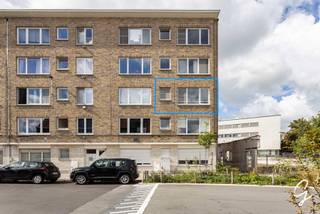 GENT – Op zoek naar een instapklaar appartement met 2 slaapkamers, een zonnig terras en een uitstekende ligging nabij Gent-Sint-Pieters? Dan is dit appartement zeker een bezoek waard.<br /><br />Het appartement bevindt zich op de 2de verdieping van een verzorgd gebouw met lift en geniet van een aangename, lichtrijke indeling.<br /><br />De belangrijkste troeven:<br /><br />Lichtrijk appartement<br />2 ruime slaapkamers<br />Zonnig terras<br />Badkamer met douche, lavabo en toilet<br />Elektriciteit conform<br />Mooie berging<br />EPC 192 kWh/m² – label B<br />Aparte individuele berging<br />Lift aanwezig<br />Uitstekende bereikbaarheid met fiets, auto en openbaar vervoer<br />Garagebox: €35.000<br />Ook interessant als investering<br />Indeling<br /><br />Bij het binnenkomen kom je in de lichtrijke woonkamer. Vanuit de leefruimte is er toegang tot de keuken. Het appartement beschikt verder over twee ruime slaapkamers en een badkamer met douche, lavabo en toilet. Tot slot is er nog een aparte individuele berging.<br /><br />De combinatie van de goede ligging, twee slaapkamers, het zonnige terras en het EPC-label B maakt dit zowel een aantrekkelijke eigen woning als een interessante investering.<br /><br />Richtprijs: €299.000<br /><br />Garagebox: €35.000<br /><br />Bezoeken<br /><br />Bezoeken zijn mogelijk mits afspraak met Simon Coens:<br /><br />Dinsdag 29 september | 17u – 19u<br />Donderdag 1 oktober | 17u – 19u<br /><br />📞 0478 206 774<br />✉️ simon@cornelis-goeman.be<br /><br />Cornelis-Goeman