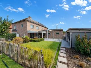 <p><span>Verrassend ruime gezinswoning met 4 slaapkamers, kelder, zolder en een grote inpandige garage!</span></p><p><span> </span></p><p><span>In een rustige en aangename woonomgeving te Dilsen-Stokkem vinden we deze bijzonder ruime halfopen gezinswoning terug. De woning werd gebouwd in 1999 en beschikt over een uitzonderlijk royale bruikbare vloeroppervlakte van circa 309 m².</span></p><p><span> </span></p><p><span>Met vier slaapkamers, een ruime leefruimte, een praktische keuken, een grote badkamer, een afzonderlijke wasruimte, een kelder, een zolderverdieping (bereikbaar via een vaste trap) en een zeer ruime garage biedt deze woning heel wat mogelijkheden voor grotere gezinnen, zelfstandigen of kopers die behoefte hebben aan extra opslag- en hobbyruimte.</span></p><p><span> </span></p><p><span>Via de inkomhal bereiken we de lichtrijke leefruimte. Dankzij de grote raampartijen geniet deze ruimte van een aangename natuurlijke lichtinval. Er is voldoende plaats voor zowel een volwaardige zithoek als een ruime eetplaats.</span></p><p><span>Aansluitend bevindt zich de praktisch ingerichte keuken. Deze beschikt over veel kastruimte, een centraal werkeiland en diverse toestellen. Vanuit de keuken is er een vlotte verbinding met de eet- en leefruimte en met het overdekte terras en de tuin. De gelijkvloerse verdieping beschikt verder over een afzonderlijk gastentoilet en diverse praktische berg- en circulatieruimtes.</span></p><p><span> </span></p><p><span>Op de verdieping bevinden zich vier ruime slaapkamers. Eén van deze kamers is momenteel ingericht als dressing, maar kan uiteraard opnieuw als volwaardige slaapkamer, bureau- of hobbyruimte worden gebruikt.</span></p><p><span>De ruime badkamer is ingericht met zowel een ligbad als een afzonderlijke douche, een dubbel badkamermeubel en voldoende opbergruimte. Daarnaast is er op het gelijkvloers nog een praktische wasruimte met aansluitingen voor wasmachine en droogkast, aangevuld met een extra douche.</span></p><p><span> </span></p><p><span>Een belangrijke troef is de zeer ruime inpandige garage. Deze biedt niet alleen plaats aan meerdere voertuigen, maar beschikt eveneens over heel wat bijkomende opslagmogelijkheden.</span></p><p><span>De woning is bovendien deels onderkelderd. De kelder bestaat uit meerdere droge berg- en technische ruimtes en biedt plaats voor de verwarmingsinstallatie en de boiler.</span></p><p><span>Ook de zolderverdieping zorgt voor een aanzienlijke hoeveelheid bijkomende bergruimte. Dankzij de aanwezige dakstructuur en het dakvenster biedt deze verdieping nog interessante mogelijkheden.</span></p><p><span> </span></p><p><span>Buiten beschikt de woning over een verzorgde en onderhoudsvriendelijke tuin. Het ruime overdekte terras sluit rechtstreeks aan op de woning en vormt een aangename plek om in alle weersomstandigheden buiten te vertoeven. Achteraan in de tuin bevindt zich nog een houten buitenberging met een gezellige overdekte loungeruimte.</span></p><p><span> </span></p><p><span>De woning wordt centraal verwarmd op stookolie. Ook het sanitair warm water wordt via de verwarmingsinstallatie geproduceerd. De PVC-ramen zijn voorzien van dubbele beglazing en de meeste ruimtes beschikken over rolluiken.</span></p><p><span>Volgens het energieprestatiecertificaat bedraagt de energiescore 332 kWh/m² per jaar, overeenstemmend met energielabel D. Hierdoor is er geen wettelijke renovatieverplichting van toepassing.</span></p><p><span>Het asbestattest vermeldt als eindconclusie “asbestveilig”. De elektrische installatie werd bij de controle niet conform bevonden en dient door de koper verder in orde gebracht en opnieuw gekeurd te worden.</span></p><p><span> </span></p><p><span>Enkele belangrijke troeven op een rij:</span></p><ul><li><span>Verrassend ruime halfopen gezinswoning</span></li><li><span>Circa 309 m² bruikbare vloeroppervlakte</span></li><li><span>Vier volwaardige slaapkamers</span></li><li><span>Grote en lichtrijke leefruimte</span></li><li><span>Praktische keuken met centraal werkeiland</span></li><li><span>Badkamer met ligbad, douche en dubbel badkamermeubel</span></li><li><span>Afzonderlijke wasruimte met extra douche</span></li><li><span>Droge kelderverdieping</span></li><li><span>Ruime zolder met bijkomende mogelijkheden – bereikbaar via een vaste trap</span></li><li><span>Zeer grote inpandige garage</span></li><li><span>Overdekt terras en verzorgde tuin</span></li><li><span>Houten buitenberging met overdekte lounge</span></li><li><span>PVC-ramen met dubbele beglazing</span></li><li><span>Grotendeels voorzien van rolluiken</span></li><li><span>Centrale verwarming op stookolie</span></li><li><span>EPC-label D: 332 kWh/m² per jaar</span></li><li><span>Geen wettelijke renovatieverplichting</span></li><li><span>Asbestveilig</span></li></ul><p><span> </span></p><p><span>Bent u op zoek naar een bijzonder ruime gezinswoning met vier slaapkamers, een kelder, een grote garage en tal van praktische mogelijkheden? Dan is Modelstad 9A beslist een bezoek waard.</span></p><p><span> </span></p><p><span>Neem voor meer informatie of een bezichtiging contact op met Robin Raeven via 0484.35.73.08 of via Robin@jemar.be. Wij helpen u graag verder!</span></p><p><span> </span></p>