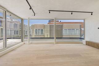 In het centrum van Heist vinden we deze recent gerenoveerde penthouse te koop. Het appartement bevindt zich op de bovenste verdieping en combineert een zee aan licht met een absolute toplocatie. Gelegen op een steenworp van het strand, het bruisende Heldenplein, diverse winkels en het openbaar vervoer, geniet u hier van het comfort van de stad en de rust van de zee. Dankzij de strategische ligging is alles vlot te voet bereikbaar.Bij het betreden van de leefruimte valt meteen de enorme hoeveelheid natuurlijk licht op. De grote raampartijen zorgen voor een open en luchtig gevoel dat naadloos aansluit bij de hoogwaardige afwerking. De volledig uitgeruste keuken is voorzien van alle moderne inbouwapparatuur en nodigt uit tot gezellig koken. Vanuit de woonkamer stapt u zo het ruime, zonovergoten terras op, de ideale plek om te ontspannen en te genieten van mooie zomerdagen.De slimme indeling van dit appartement biedt optimale privacy. Op het leefniveau bevindt zich de masterbedroom met ensuite badkamer uitgerust met een inloopdouche, een dubbele wastafel en een heerlijk ligbad. Via de trap bereikt u de verdieping, waar de tweede slaapkamer is gesitueerd. Deze slaapkamer is voorzien van een inloopdouche met wastafel en ingemaakte kasten. Knap aanbod voor wie op zoek is naar een luxueus appartement in Knokke-Heist vlakbij het strand! Het EPC dateert nog van voor de renovatie.Contacteer Arne Vandierendonck voor meer informatie of een bezoek op 0493 25 35 85.Bestuursmaatregelen in het maatregelenregister: nee