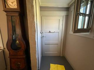 Instapklaar en ingericht buitenverblijf met 1 slaapkamer op een zuidgericht perceel van 1.497<span>m² </span>(geen domicilie mogelijk). <br /><br />Indeling: inkomhal; gezellige woonkamer met hoog plafond en opbergkasten; geïnstalleerde keuken gerenoveerd in 2016; slaapkamer; badkamer bevat toilet, lavabo, douche in bad en aansluiting WM/DK. <br />Gezellig overdekt terras, tuinhuis en prachtige natuurtuin. <br /><br />Algemeen: <br />- Dak vernieuwd (2024) + geluidswerend glas (2023) + airco (2022) <br />- EPC label D (geen renovatieplicht)<br />- Inclusief meubels (volledig instapklaar)<br /><br />Alle attesten zijn beschikbaar onderaan op onze website. <br />Voor meer info of een bezoek: 0472 22 22 44 of thanee@solittvastgoed.be.