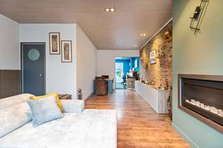 <p>In een rustige verkeersluwe straat ontdek je deze woning, omringd door het beste van beide werelden – de levendige nabijheid van scholen en winkels én de rust van zowel het prachtige water van de ‘Rupel’ als het groene bos en het gezellige park van Ter Hagen. Kortom is dit een plek waar genieten centraal staat voor het hele gezin!</p>
<p>Bij binnenkomst in de leefruimte ervaar je meteen een aangenaam gezellige sfeer dankzij de warme vloer, de karakteristieke bakstenen muur én decoratieve haard. Aangrenzend bevindt zich de open keuken welke werd geïnstalleerd volgens de hedendaagse normen met onder andere een vaatwasser, koelkast, spoelbak, dampkap en kookplaat. Verder vind je nog een badkamer die werd uitgerust met een douche-bad, toilet, lavabo in meubel en aansluitingen voor was- en droogmachine. Op de eerste verdieping vind je 2 ruime slaapkamers terug (15 m² & 10,60 m²) terwijl de masterbedroom van maar liefst 20,70 m² zich op de 2<sup>de</sup> verdieping begeeft. Last but not least is er een dakterras van 21,80 m² aanwezig – een absolute troef voor wie houdt van buitenleven en gezelligheid!</p>
<p><strong>Technische gegevens: Elektriciteit is conform! </strong>Grote kelder + zolderruimte aanwezig! Geïsoleerd dak & muren, verwarming op gas, HR-beglazing in PVC of hout.</p>
<p><strong>Stedenbouwkundige inlichtingen en bodemattest in aanvraag. Niet-asbestveilig. Bevindt zich niet in een risicozone voor overstromingen (P- en G-score A). Renovatieverplichting niet van toepassing.</strong></p>