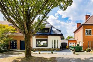 Edegem - lichte halfopen gezinswoning met 2/3 slaapkamers, oprit , garage en tuin, gelegen in de gegeerde kindvriendelijke woonwijk Molenveld. In de...