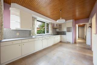 <strong>Te renoveren woning met 3 slaapkamers en groot werkhuis op een groot perceel van 698m² in een rustige straat gelegen tussen Dessel en Witgoor. EPC 802 <span>Kwh/m²/jaar</span><br /><br />Ligging:</strong> De Almenstraat ligt centraal tussen Dessel en Witgoor. Heel leuke ligging dus voor wie overal kortbij wilt wonen maar toch rust wilt ervaren. <br /><br /><strong>Indeling:</strong> <strong>Gelijkvloers:</strong> inkom, traphal, woonkamer, keuken, badkamer, wasplaats, toilet. <strong>Eerste verdieping:</strong> overloop, 3 slaapkamers. <strong>Tweede verdiep:</strong> zolder via luik. <strong>-1:</strong> kelder. <br /><br /><strong>Omschrijving:</strong> Bij binnenkomst in de woning betreedt u de inkomhal, die direct toegang biedt tot de trap en verderop de keuken, die baadt in het zonlicht. De keuken is voorzien van toestellen en veel kastruimte. Vanuit de keuken loopt u door naar de woonkamer, die dankzij haar oppervlakte voldoende plaats biedt voor een gezellige zithoek en een eetgedeelte. Op alle ramen zijn rolluiken aanwezig. <br />Wanner we doorlopen komen we in de zeer grote uitbouw die plaats biedt voor de badkamer (ligbad en douche), een wasplaats/berging en een apart toilet. <br />Daarnaast beschikt de woning over een droge kelder. Deze ruimte paalt aan de keuken en is ideaal voor opslag.<br />
<p>Via de trap bereikt u de eerste verdieping, waar zich drie slaapkamers bevinden.</p>
<p>Tevens biedt de woning een ruime zolderverdieping bereikbaar via een luik op de overloop. <br /><br />Als we buiten kijken, zien we dat het brede perceel veel ruimte biedt. Palend aan de woning is er een groot overdekt terras. Verder staat er een heel grote en hoge garage/ bijgebouw in de tuin. Ze is voorzien van een sectionaalpoort en staat volledig vergund. De tuin is volledig omheind en voorzien van een beregeningssysteem dat werkt op grondwater.</p>
<p><strong>Deze woning biedt met haar ruime indeling en verschillende niveaus veel mogelijkheden voor renovatie en verdere inrichting naar eigen wens.<br /><br /></strong>Deze woning valt onder de renovatieplicht. Voor meer info kijk op de website van het Vlaams Energie- en Klimaatagentschap: https://energiesparen.be/renovatieverplichting<br />Dankzij de vereenvoudigde "Mijn verbouwpremie" heb je waarschijnlijk recht op heel wat premies!<strong><br /></strong></p>
<strong>Bijzondere informatieplicht</strong>: <span>omgevingsvergunning stedenbouwkundige handelingen uitgereikt, woongebied, geen rechterlijke herstelmaatregel of bestuurlijke maatregel opgelegd, geen voorkooprecht ruimtelijke ordening, geen omgevingsvergunning voor verkavelen van gronden.</span>