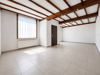 Op een uiterst centrale ligging, in het centrum van Heist-aan-Zee, bevindt zich deze ruime stadswoning met maar liefst vier volwaardige slaapkamers, drie volwaardige woonlagen en een aangename, zongerichte stadstuin. De woning is op te frissen of te renoveren, maar biedt dankzij haar royale volumes en praktische indeling bijzonder veel mogelijkheden.<br /><br />De ligging is centraal, met alle winkels op wandelafstand en het strand en het station op 5 minuten wandelen. <br /><br />Indeling: Inkom, grote woonkamer, een aparte keuken voorzien van alle toestellen die uitgeeft op de stadskoer achteraan. Op het gelijkvloers vindt u verder een gastentoilet en een praktische berging.<br /><br />De eerste verdieping beschikt over twee ruime slaapkamers, een badkamer voorzien van douche, lavabo en toilet, evenals een aparte wasplaats.<br />Op de tweede verdieping bevinden zich nog twee volwaardige slaapkamers, ideaal als kinderkamers, logeerkamers of bureauruimte.<br /><br />De woning is energiezuinig met een energielabel D, asbestveilig en voorzien van rolluiken.<br /><br />Bezoek warm aanbevolen!<br /><br />Bezoeken? Graag na afspraak met Maxim Slabbinck op 0494/52.59.73.