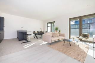 <p><span><strong>VILVOORDE</strong></span> - Dit appartement met 2 slaapkamers uit het project Waterzicht biedt een unieke leefomgeving aan het water, in de nieuwe wijk 4 Fonteinen. Het is ontworpen om aan de behoeften van gezinnen te voldoen en biedt royale volumes, een functionele indeling en een aangename leefomgeving in de directe omgeving van Brussel.</p>
<p>De zonnige woonkamer met open keuken komt uit op een privéterras, dat een echte verlenging van de leefruimte vormt. De twee slaapkamers zijn goed geproportioneerd en kunnen flexibel worden ingericht. Ze worden aangevuld met een elegante badkamer en hoogwaardige voorzieningen.</p>
<p>Dankzij de vloerverwarming, het dubbele ventilatiesysteem en de hoge energieprestaties garandeert het appartement duurzaam comfort en beheersbare kosten. De verzorgde gemeenschappelijke ruimtes, de gedeelde tuinen en de nabijheid van het openbaar vervoer versterken de aantrekkelijkheid van het pand.</p>
<p>Afhankelijk van de mogelijke keuzes, geleverd bij de akte of met de mogelijkheid om de woning te personaliseren door uw afwerkingen te kiezen, en verkocht met de mogelijkheid om te profiteren van 6% btw, biedt dit appartement met twee slaapkamers een zeldzame kans om u te vestigen in een wijk in volle ontwikkeling, die levenskwaliteit en uitstekende bereikbaarheid combineert.</p>
<p>De oppervlakten worden ter indicatie gegeven. Neem contact met ons op voor meer informatie.</p>