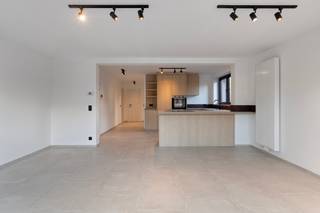 Volledig gerenoveerd gelijkvloersappartement met 2 slaapkamers en een tuin.Indeling:Men komt meteen binnen in de ruime, lichte leefruimte met rondom...