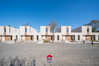 Prachtige, volledig uitgeruste nieuwbouwwoning met 3 slaapkamers, bureel en privatieve tuin met tuinberging te koop in Lommel. Het project Hezerbos...
