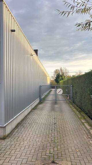 <p><strong><span>Loods / garage / opslagruimte te Wilsele</span></strong></p>
<p><span>Te huur: een ruim gedeelte van een bedrijfssite van ca. </span><strong><span>2.636,81 m²</span></strong><span> in Wilsele. Het geheel omvat ca. </span><strong><span>1.087 m² magazijn-/loodsruimte</span></strong><span>, aangevuld met ca. </span><strong><span>88 m² bijkomende ruimte</span></strong><span>.</span></p>
<p><span>De ruimte is voornamelijk geschikt voor </span><strong><span>opslag, garageactiviteiten, het stallen van voertuigen en wagenparkbeheer</span></strong><span>. Dankzij de ruime buitenruimte is er voldoende plaats voor het manoeuvreren en in- en uitrijden van voertuigen.</span></p>
<p><span>Er is bovendien de </span><strong><span>mogelijkheid om gebruik te maken van twee poorten</span></strong><span>, in overleg met de medehuurder.</span></p>
<p><span>Een praktische en goed bereikbare oplossing voor bedrijven die nood hebben aan een ruime loods, opslagruimte of garage met voldoende manoeuvreerruimte.</span></p>