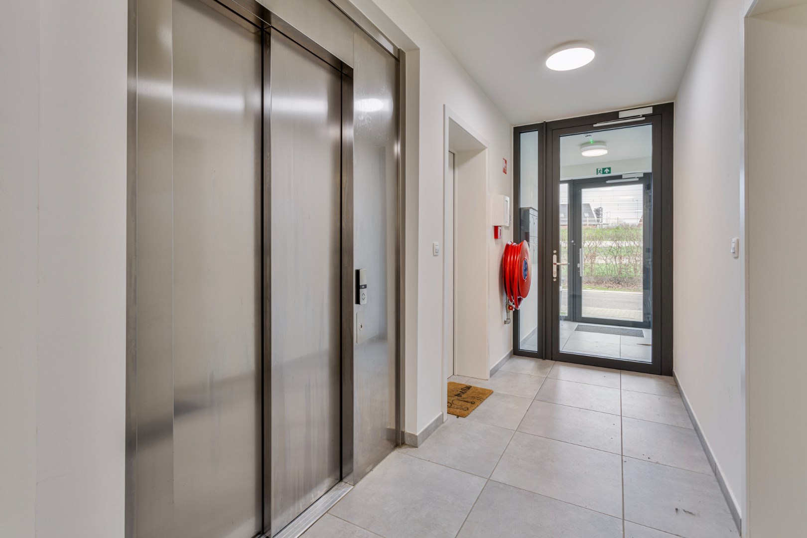 Lichtrijk nieuwbouwappartement met 3 slaapkamers, tuin, terras, kelderberging en 2 autostaanplaatsen - EPC 36 kWh/m² -bewoonbare opp. 115 m² - foto 4