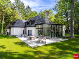 <p><strong>Exclusieve, Volledig Gerenoveerde Villa op een Prachtige Locatie in Schilde</strong></p>
<p>Met trots stellen wij u deze uitzonderlijke, volledig gerenoveerde villa voor, gelegen op een prachtig hoekperceel in het idyllische en residentiële 's-Gravenwezel, vlak bij het centrum van Schilde. Deze unieke woning bevindt zich in een rustige doodlopende straat, op wandelafstand van scholen, openbaar vervoer en winkels – de perfecte balans tussen privacy en bereikbaarheid.<br /><br /><strong>Architecturale Perfectie – Een Samenspel van Verleden en Toekomst</strong><br />De recente totaalrenovatie transformeerde deze villa tot een ware parel, waarbij karaktervolle elementen harmonieus samengaan met hedendaagse luxe en technologie. Elke ruimte vertelt een verhaal: zorgvuldig herontworpen met oog voor detail, kwaliteit en sfeer. Het resultaat is een woning van absolute topklasse, zowel technisch als esthetisch.</p>
<p><strong>Indeling </strong><br />Bij binnenkomst wordt u verwelkomd in een stijlvolle inkomhal met vestiaire en gastentoilet. Van hieruit heeft u toegang tot een polyvalente ruimte, ideaal als bureau of tv-kamer, en een gezellige eetkamer.</p>
<p>De royale leefruimte biedt een prachtig uitzicht op de tuin en sluit naadloos aan op de spectaculaire leefkeuken, ondergebracht in een adembenemende glazen uitbouw. Deze keuken is volledig uitgerust met hoogwaardige toestellen en biedt een perfecte interactie met de buitenruimte – ideaal voor wie houdt van binnen-buiten leven.</p>
<p>Verder op het gelijkvloers is er een dubbele inpandige garage en een praktische berging</p>
<p><strong>Eerste Verdieping </strong><br />De elegante stalen trap leidt naar de eerste verdieping, waar vier ruime slaapkamers onder de indrukwekkende dakstructuren zijn ondergebracht. <br />De master suite is een waar toevluchtsoord, met ruimte voor een dressing, een luxueuze en-suite badkamer en een panoramisch zicht op de tuin.<br />Daarnaast:</p>
<ul>
<li>
<p>Eén slaapkamer met eigen douchekamer</p>
</li>
<li>Twee extra ruime slaapkamers</li>
<li>
<p>Extra badkamer met inloopdouche en dubbele wastafel</p>
</li>
<li>
<p>Apart toilet</p>
</li>
<li>
<p>Praktische waskamer</p>
</li>
</ul>
<p><strong>Buitenruimte – Uw Privé-Oase</strong><br />De riante tuin, omringd door volwassen bomen, biedt een oase van rust en privacy. Het ruime zonneterras vormt de ideale plek om te ontspannen, te genieten van lange zomerdagen of gasten te ontvangen in stijl. Er is een mogelijkheid om een zwembad te laten aanleggen.</p>
<p><strong><br />Bijzonderheden:</strong></p>
<ul>
<li>Totale, hoogwaardige renovatie</li>
<li>Verkoop onder registratie</li>
<li>EPC-label A</li>
<li>Vloerverwarming overal</li>
<li>Grote raampartijen voor optimale lichtinval</li>
<li>Hoogwaardige afwerking en maatwerkoplossingen</li>
<li>Buiten tafeltennis (voor zomer/winter)</li>
</ul>
<p></p>
<p>Voor meer informatie of een bezichtiging aan deze prachtige woning, neem contact met Sigalit via sigalit@reds.be of 0475668474</p>