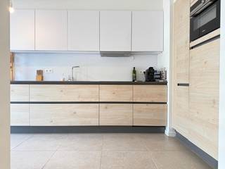 <strong>Dit appartement is beschikbaar vanaf 1 oktober 2026!<br />Vaste maandelijkse kosten: € 70,00 <br />Maandelijkse provisie verwarming: € 80,00 (je hebt zelf geen gascontract nodig!)<br />Bewoners parkeren is van toepassing!</strong><br /><br />Ontdek dit prachtige appartement met twee ruime slaapkamers, gelegen op een absolute toplocatie aan de voet van de levendige winkelstraten van Hasselt. Hier combineert u comfortabel wonen met het beste wat de stad te bieden heeft.<br /><br />Het appartement werd volledig geverfd en opgefrist, waardoor het een frisse en verzorgde uitstraling heeft en volledig instapklaar is.<br /><br />De ruime, open leefruimte geniet van een aangename hoeveelheid natuurlijk licht en vormt het ideale decor voor zowel ontspannen momenten als gezellige avonden met familie en vrienden. Er is voldoende ruimte voor een comfortabele zithoek en een volwaardige eetplaats.<br /><br />De twee slaapkamers bieden de nodige rust en privacy en maken het appartement geschikt voor zowel koppels, gezinnen als wie op zoek is naar een comfortabele stadswoning.<br />De uitstekende ligging is zonder twijfel één van de grootste troeven. Winkels, gezellige horecazaken, cultuur, openbaar vervoer en het bruisende stadscentrum bevinden zich allemaal op wandelafstand. Ondanks deze centrale ligging geniet u in het appartement van een aangename en rustige woonomgeving.<br /><br />Een ideale combinatie van ruimte, comfort en een uitzonderlijke ligging, met als extra troef dat het appartement volledig werd opgefrist en meteen klaar is om te bewonen.<br /><br />Word jij de nieuwe bewoner van dit prachtig appartement? Surf naar www.vdv-vanderveken.be, kies bij "TE HUUR" voor dit pand en vul de kandidatenfiche in (klik in het gouden balkje op "Ik wil dit pand graag huren!"). Wij contacteren je voor een afspraak!