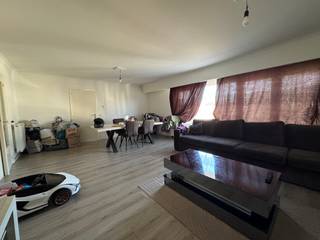 2 slaapkamer appartement op de 3de verdieping in een gebouw voorzien van een lift. Indeling: - inkomhal met vestiarekast - ruime woonkamer -...