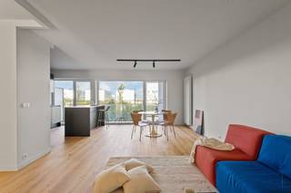<p><span>Appartement rénové de 2 chambres avec 2 terrasses et un bon indice de performance énergétique (EPC)</span></p><p><span>Cet appartement de 2 chambres, très bien entretenu, est situé au sixième étage d'un immeuble bien entretenu, dans un emplacement exceptionnel. Les commerces, les écoles, les transports en commun et les parcs sont accessibles à pied, tandis que la proximité des principaux axes routiers vous permet de rejoindre facilement Anvers, Malines et Bruxelles en voiture. L'appartement a été entièrement rénové en 2022 et allie un style moderne à un agencement pratique et à une abondante lumière naturelle.</span></p><p><span> </span></p><p><span>Hall d'entrée</span></p><p><span>Vous entrez dans l’appartement par un hall d’entrée équipé d’un vestiaire encastré et d’un interphone. De là, vous avez accès à toutes les pièces.</span></p><p><span> </span></p><p><span>Pièce à vivre & t cuisine</span></p><p><span>Le salon bénéficie d’une agréable luminosité grâce aux grandes baies vitrées donnant sur l’avant de l’immeuble. Le parquet confère à la pièce une ambiance chaleureuse et intemporelle. La cuisine ouverte avec îlot, située juste à côté, est équipée de tous les appareils électroménagers modernes et dispose de suffisamment d’espace de travail et de rangement. Le confort pratique n’a pas été négligé non plus, avec des placards encastrés dans lesquels les branchements pour la machine à laver et le sèche-linge ont été discrètement intégrés. Depuis le salon comme depuis la cuisine, vous avez accès à la terrasse couverte à l’avant (env. 9 m²), un endroit agréable pour se détendre.</span></p><p><span> </span></p><p><span>Chambres & e salle de bains</span></p><p><span>Le couloir de nuit mène aux deux chambres spacieuses (environ 12 m² et 15 m²), situées au calme à l’arrière du bâtiment. Les deux chambres donnent directement accès à la deuxième terrasse. La salle de bains est aménagée avec goût et dispose d’une grande douche à l’italienne, d’un élégant meuble-lavabo et d’un radiateur sèche-serviettes. Il y a également des toilettes séparées.</span></p><p><span> </span></p><p><span>Terrasses, cave & place de parking</span></p><p><span>Avec une terrasse à l’avant et à l’arrière, vous pouvez profiter du soleil ou de l’ombre à tout moment de la journée. La terrasse arrière (environ 7 m²) offre un espace extérieur paisible attenant aux chambres. L'appartement dispose également d'un débarras privatif en cave. Une place de parking est disponible à l'achat au prix de 9 500 euros.</span></p><p><span> </span></p><p><span>Atouts supplémentaires</span></p><p><span>- Rénové et prêt à emménager</span></p><p><span>- CPE : 80 kWh/m² par an</span></p><p><span>- Cuisine ouverte avec îlot</span></p><p><span>- Deux terrasses spacieuses</span></p><p><span>- Place de parking disponible</span></p><p><span>- Emplacement idéal à proximité des commerces, des transports en commun et des axes routiers</span></p><p><span>- Mobiscore : 9,7/10</span></p><p><span> </span></p><p><span>Un appartement lumineux et confortable aux finitions modernes, doté de deux terrasses et bénéficiant d'une excellente accessibilité. Idéal pour ceux qui recherchent un logement prêt à emménager dans un emplacement central.</span></p>